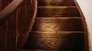 Escalier en bois qui grince