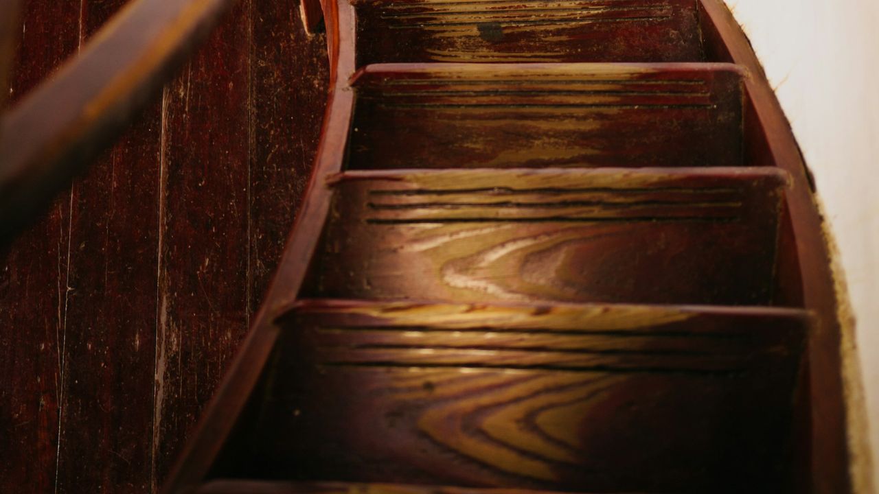 Escalier en bois qui grince