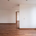 Couleur de plinthe avec des murs blancs