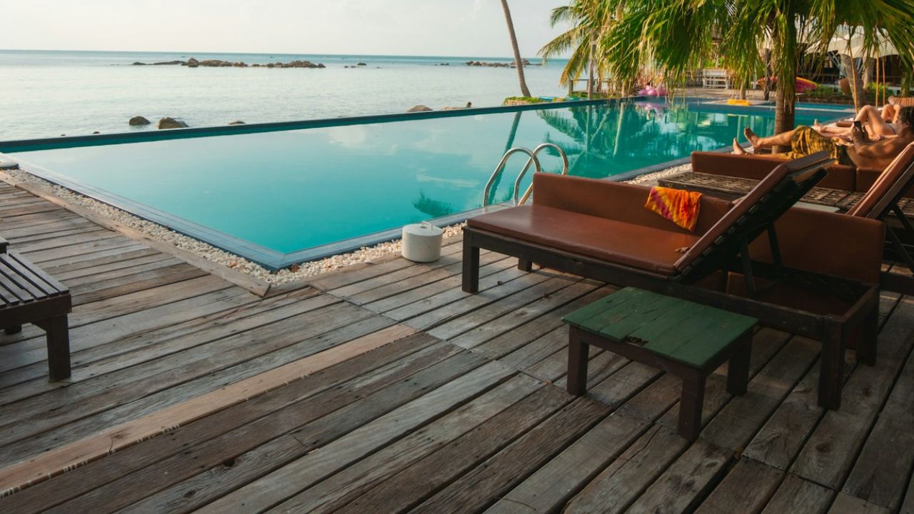 Terrasse en bois avec piscine