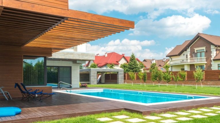 Construire une piscine à 1 mètre de la maison